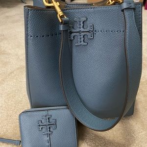 TORY BURCH
McGraw Leather Bucket Bag with matching wallet